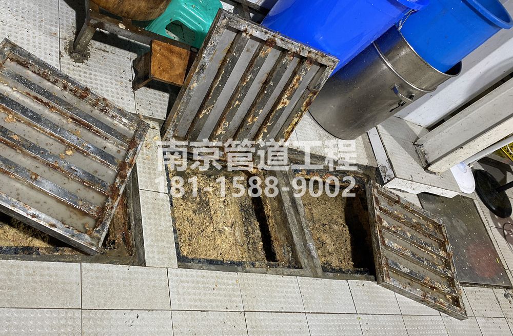 278厨房城管中队食堂隔油池清理